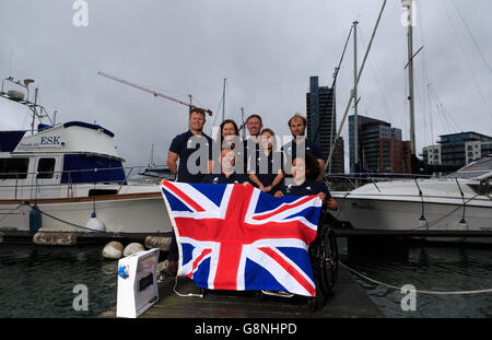 ParalympicsGB's (hintere Reihe, links-rechts) Stephen Thomas, Hannah Stodel, Sailing Team Leader und RYA Olympic and Paralympic Manager Stephen Park, Helena Lucas, Niki Birrell. (Untere Reihe, links-rechts) John Robertson und Alexandra Rickham während einer Fotoanalge im Royal Southampton Yacht Club. Stockfoto