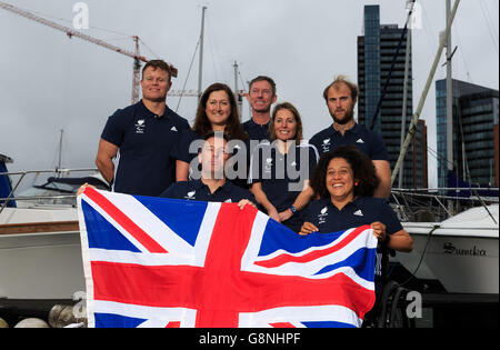 ParalympicsGB's (hintere Reihe, links-rechts) Stephen Thomas, Hannah Stodel, Sailing Team Leader und RYA Olympic and Paralympic Manager Stephen Park, Helena Lucas, Niki Birrell. (Untere Reihe, links-rechts) John Robertson und Alexandra Rickham während einer Fotoanalge im Royal Southampton Yacht Club. Stockfoto