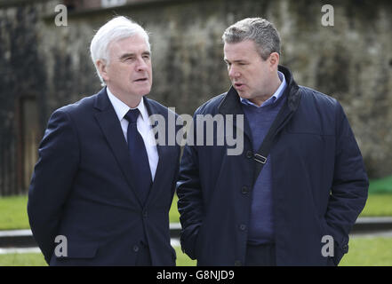 Schattenkanzler John McDonnell (links) und Mark Serwotka, Generalsekretär der Public and Commercial Services Union (PCS) bei einer Gewerkschaftsdemonstration VOR dem Londoner Parlamentsgebäude gegen die Schließung der Büros des HMRC. Stockfoto