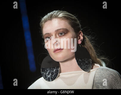 Ein Model nimmt an der Modenschau Teil, während Studenten der Glasgow School of Art ihre neuesten Kreationen enthüllen. Stockfoto