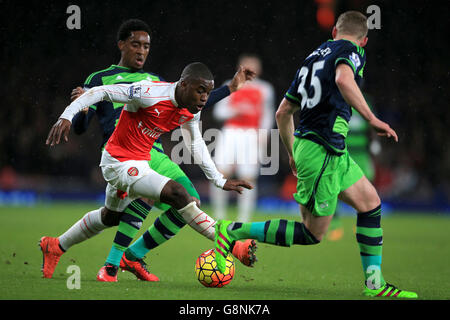 Arsenals Joel Campbell und Swansea Citys Leroy Fer (links) kämpfen während des Barclays Premier League-Spiels im Emirates Stadium, London, um den Ball. Stockfoto