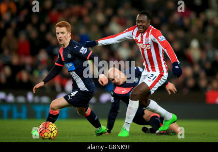 Jack Colback von Newcastle United (links) und Giannelli Imbula von Stoke City (rechts) kämpfen während des Barclays Premier League-Spiels im Britannia Stadium, Stoke-on-Trent, um den Ball. Stockfoto