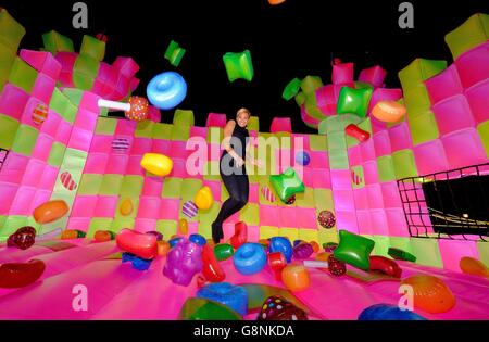 Alesha Dixon enthüllt eine Hüpfburg im Jelly-Stil nur für Erwachsene, die geschaffen wurde, um die Einführung von Candy Crush Jelly Saga zu feiern, die heute auf der Londoner Southbank für die Öffentlichkeit geöffnet ist. Stockfoto