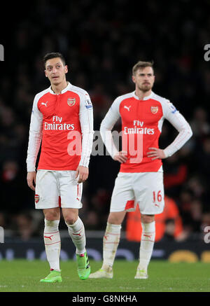 Mesut Ozil und Aaron Ramsey (rechts) von Arsenal stehen dejected, nachdem sie ihr zweites Tor des Spiels während des Barclays Premier League-Spiels im Emirates Stadium, London, zugestanden haben. Stockfoto