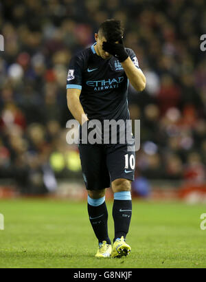 Sergio Aguero von Manchester City hat sich während des Spiels der Barclays Premier League in Anfield, Liverpool, geschlagen. Stockfoto