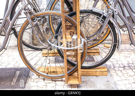 Reihe von geparkten Oldtimer Fahrräder Fahrräder in Altstadt zu vermieten. Räder sind gesperrt Stockfoto