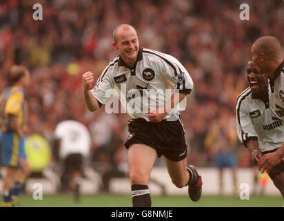 Fußball - FA Carling Premiership - Derby County / Southampton. Lee Carsley von Derby County feiert sein Ziel Stockfoto