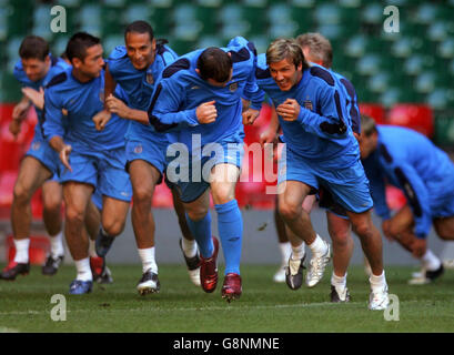 England Kapitän David Beckham (R), Wayne Rooney und Rio Ferdinand (zweiter von links) wärmen sich während einer Trainingseinheit in Cardiff am Freitag, 2. September 2005 auf. England spielt Wales in einer WM-Qualifikation im Millennium Stadium morgen. DRÜCKEN Sie VERBANDSFOTO. Bildnachweis sollte lauten: Nick Potts/PA. Stockfoto