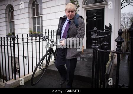 Der Bürgermeister von London, Boris Johnson, verlässt sein Haus in Islington, London, am Tag nachdem er sagte, dass er sich für den Austritt Großbritanniens aus der Europäischen Union im bevorstehenden in/out Referendum einsetzen wird. Stockfoto