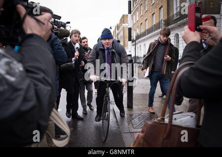 Der Bürgermeister von London, Boris Johnson, verlässt sein Haus in Islington, London, am Tag nachdem er sagte, dass er sich für den Austritt Großbritanniens aus der Europäischen Union im bevorstehenden in/out Referendum einsetzen wird. Stockfoto