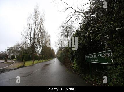 Eine Gesamtansicht der Gedenklandschaft Promenade de Verdun in Croydon, die zu Ehren des hundertjährigen Bestehens der Schlacht von Verdun mit dem Grade-II-Status ausgezeichnet wurde. Die Promenade zeigt lombardische Pappeln, die in einer Mischung aus französischem und englischem Boden gepflanzt wurden, um die Einheit der beiden Länder während des Krieges zu symbolisieren. Stockfoto