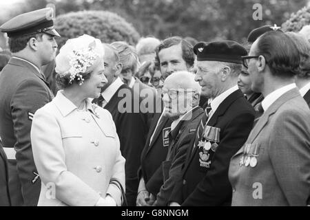 Königin Elizabeth II. Unterhielt sich während der Feierlichkeiten zum D-Day-Jahrestag mit Überlebenden der Landungen des D-Day auf dem British war Cemetery in Bayeux, Frankreich. Stockfoto