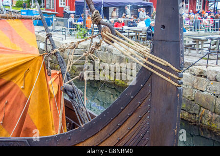 Detail von Seilen und rigging Lofotr (lang-Wikingerschiff) Wiederaufbau Lofotr Viking Museum, Kabelvag, Lofoten Inseln, Norwegen Stockfoto