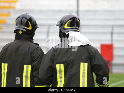 zwei behelmter Feuerwehr anti Riot für den Sicherheitsdienst Stockfoto