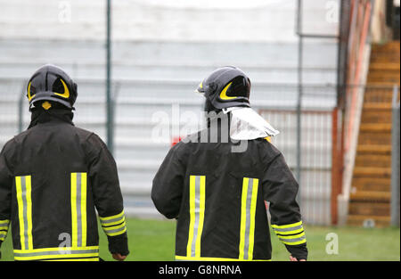 Feuerwehr mit Helm für den Sicherheitsdienst im Stadion Stockfoto