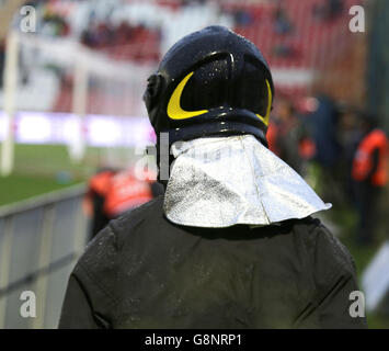 Feuerwehrmann mit Riot Helm für den Sicherheitsdienst im Stadion Stockfoto