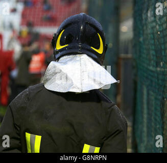 Feuerwehrmann mit Riot Helm für den Sicherheitsdienst im Stadion während der Sportveranstaltung Stockfoto