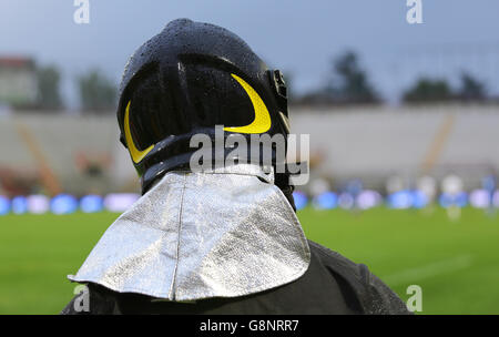 Feuerwehrmann für den Sicherheitsdienst im Stadion während der Sportveranstaltung Stockfoto