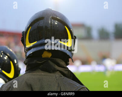 Feuerwehrmann mit Helm für den Sicherheitsdienst im Stadion während der Sportveranstaltung Stockfoto