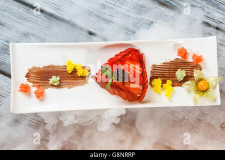 Dessert mit Erdbeeren auf Platte. Stockfoto
