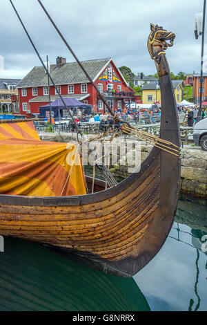 Vorderseite des Lofotr (lang-Wikingerschiff) Rekonstruktion, einschließlich Drachen Galionsfigur Lofotr Viking Museum, Kabelvag, Lofoten-Inseln Stockfoto