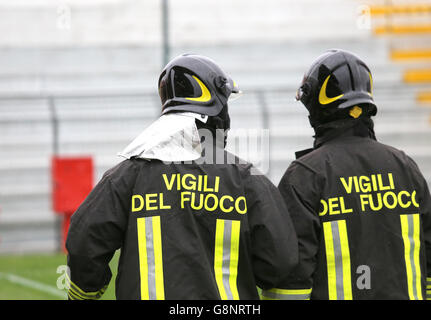 zwei italienische Feuerwehrleute mit Uniform mit den schriftlichen Feuerwehr tun den Sicherheitsdienst im Stadion Stockfoto