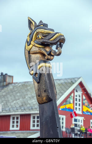 Dragon-Galionsfigur auf Lofotr (lang-Wikingerschiff) Wiederaufbau Lofotr Viking Museum, Kabelvag, Lofoten Inseln, Norwegen Stockfoto