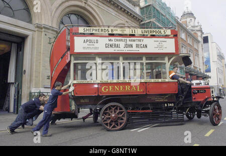 Ein von der AEC in London hergestellter B-Bus vom Typ 1911, der auch zum Transport von Truppen durch Belgien und Frankreich während des 1. Weltkrieges verwendet wurde, wird heute, Montag, den 5. September 2005, aus dem Transportmuseum in Covent Garden verlegt, während das Gebäude einem Re-Build- und Re-Display-Projekt unterliegt. Der Bus und andere Exponate werden in Acton Town ausgestellt, bis das Museum im Frühjahr 2007 wieder eröffnet wird. DRÜCKEN SIE VERBANDSFOTO. Bildnachweis sollte Fiona Hanson/PA lesen Stockfoto