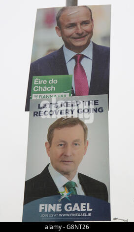 Wahlkampfplakate für Fianna Fail-Chef Micheal Martin, Spitzenreiter und Fine Gael-Chef Enda Kenny in Cork, während die Wähler während der Parlamentswahlen 2016 zur Wahl gehen. Stockfoto