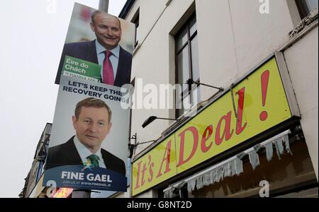 Wahlkampfplakate für Fianna Fail-Chef Micheal Martin, Spitzenreiter und Fine Gael-Chef Enda Kenny in Cork, während die Wähler während der Parlamentswahlen 2016 zur Wahl gehen. Stockfoto