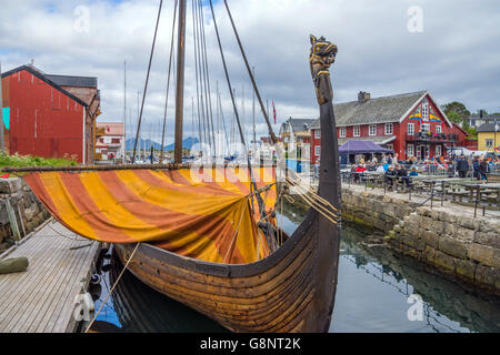 Lofotr (lang-Wikingerschiff) Rekonstruktion mit Orange Segeln im Hafen Hafen, Kabelvag, Lofoten Inseln, Norwegen Stockfoto