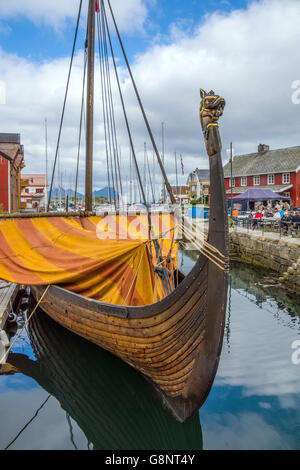 Lofotr (lang-Wikingerschiff) Rekonstruktion mit Orange Segeln im Hafen Hafen, Kabelvag, Lofoten Inseln, Norwegen Stockfoto