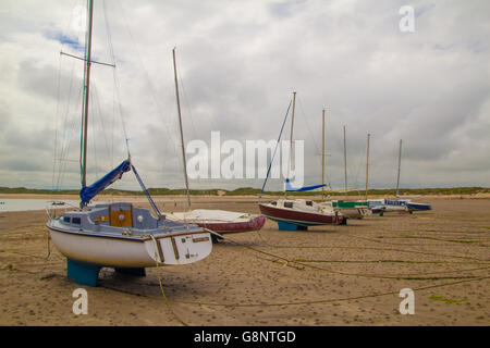Boote am Strand von Beadnell, Northumberland UK Stockfoto