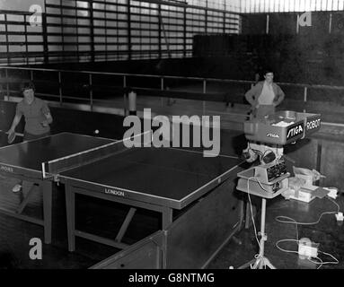 Im Rahmen des Trainings für das englische Tischtennisteam, das sich zwischen dem 13. Und 20. April 1966 auf die Europameisterschaft in Wembley vorbereitet, wird ein Robotertrainer eingesetzt. Stockfoto