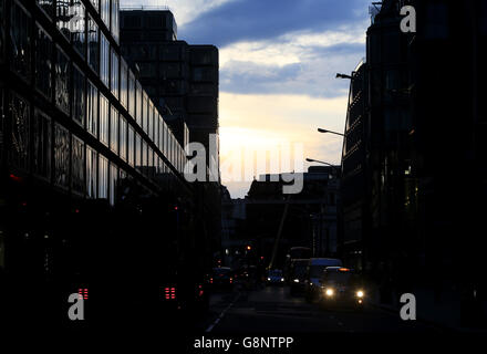 Der Verkehr bewegt sich entlang der Victoria Street, wenn die Sonne hinter dem Bahnhof Victoria in London untergeht. Stockfoto