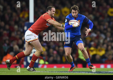 Der französische Maxime Medard (rechts) wird vom walisischen Jamie Roberts während des RBS Six Nations-Spiels 2016 im Fürstentum Stadium in Cardiff angegangen. Stockfoto