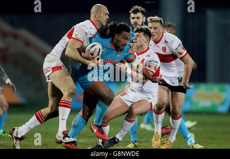 St. Helens' Atelea Vea kann sich während des ersten Spiels der Utility Super League im KC LightStream Stadium, Hull, durch die Verteidigung von Hull KR stärken. DRÜCKEN SIE VERBANDSFOTO. Bilddatum: Freitag, 26. Februar 2016. Siehe PA Story RUGBYL Hull. Das Foto sollte lauten: Richard Sellers/PA Wire. EINSCHRÄNKUNGEN: Nur für redaktionelle Zwecke. Keine kommerzielle Nutzung. Keine falsche kommerzielle Vereinigung. Keine Videoemulation. Keine Bildbearbeitung. Stockfoto