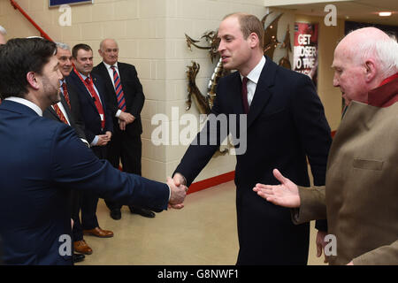 Der Herzog von Cambridge trifft vor dem RBS Six Nations-Spiel 2016 zwischen Wales und Frankreich im Fürstentum Stadium in Cardiff auf den walisischen Staatssekretär Stephen Crabb (links). Stockfoto