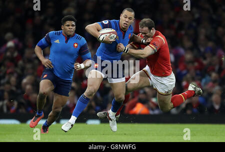 Der französische Gael Fickou wird von Wales Jamie Roberts während des RBS Six Nations-Spiels 2016 im Fürstentum Stadium in Cardiff angegangen. Stockfoto