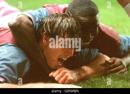 Dwight Yorke von Aston Villa (rechts) gratuliert Torschütze Savo Milosevic (Links) Stockfoto