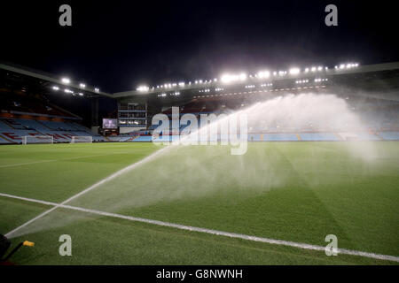 Aston Villa gegen Everton - Barclays Premier League - Villa Park. Eine allgemeine Ansicht der Sprinkler wässern den Rasen des Villa Parks vor dem Spiel Stockfoto