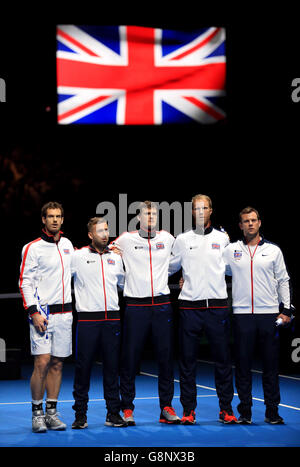 Das britische Team (links-rechts) Andy Murray, Dan Evans, Jamie Murray, Dominic Inglot und Captain Leon Smith posiert vor dem ersten Tag des Davis Cup, der Weltgruppe, der ersten Runde in der Barclaycard Arena, Birmingham. Stockfoto