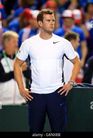 Großbritannien Kapitän Leon Smith während des ersten Tages des Davis Cup, World Group, erste Runde in der Barclaycard Arena, Birmingham. Stockfoto