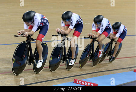 (Von links nach rechts) die Briten Elinor Barker, Ciara Horne, Joanna Rowsell-Shand und Laura Trott treten am dritten Tag der UCI Track Cycling World Championships im Lee Valley VeloPark, London, in der ersten Runde des Women's Team Pursuit an. Stockfoto