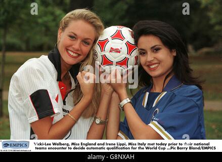 Miss England Vicki-Lee Walberg (links) und Miss Italien Irene Lippi (Rechts) Treffen vor dem Treffen ihrer Nationalmannschaften, um zu entscheiden Automatische Qualifikation für die WM Stockfoto