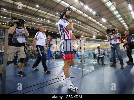 Mark Cavendish aus Großbritannien, bevor er am dritten Tag der UCI Track Cycling World Championships im Lee Valley VeloPark, London, im Men's Omnium Individual Pursuit teilnimmt. Stockfoto