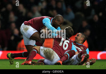 Angelo Ogbonna von West Ham United (links) feiert mit seinen Teamkollegen Mark Noble und Dimitri Payet (rechts), nachdem er während des Emirates FA Cup, dem vierten Spielrunde in Upton Park, London, das zweite Tor seiner Mannschaft erzielt hatte. DRÜCKEN Sie VERBANDSFOTO. Bilddatum: Dienstag, 9. Februar 2016. Siehe PA Geschichte FUSSBALL West Ham. Bildnachweis sollte lauten: Nick Potts/PA Wire Stockfoto