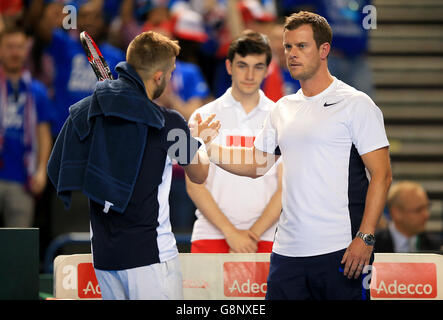 Großbritannien Kapitän Leon Smith (rechts) schüttelt sich die Hände mit Dan Evans während des ersten Tages des Davis Cup, World Group, First Round in der Barclaycard Arena, Birmingham. Stockfoto