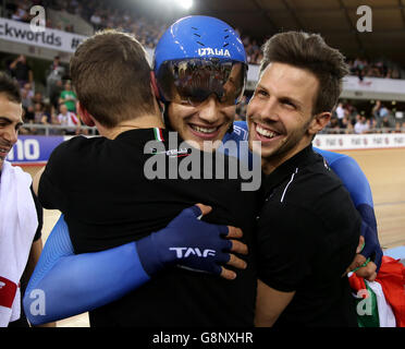 Der Italiener Filippo Ganna feiert den Goldsieg bei den Herren bei den UCI Track Cycling World Championships am dritten Tag im Lee Valley VeloPark, London. Stockfoto