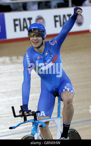 Der Italiener Filippo Ganna feiert den Goldsieg bei den Herren bei den UCI Track Cycling World Championships am dritten Tag im Lee Valley VeloPark, London. Stockfoto